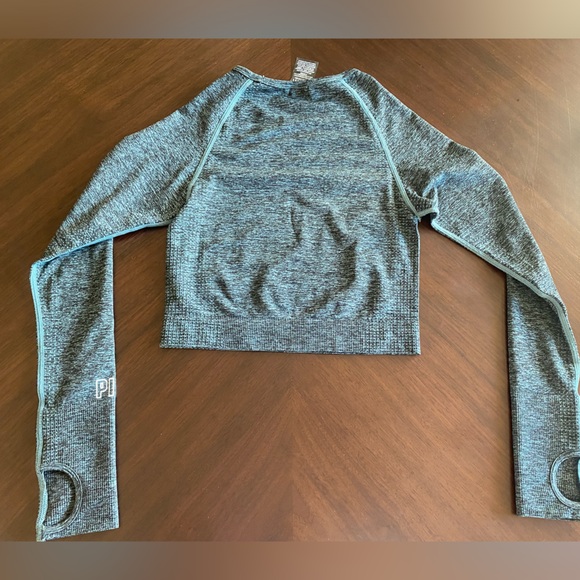 Workout top - Picture 2 of 3